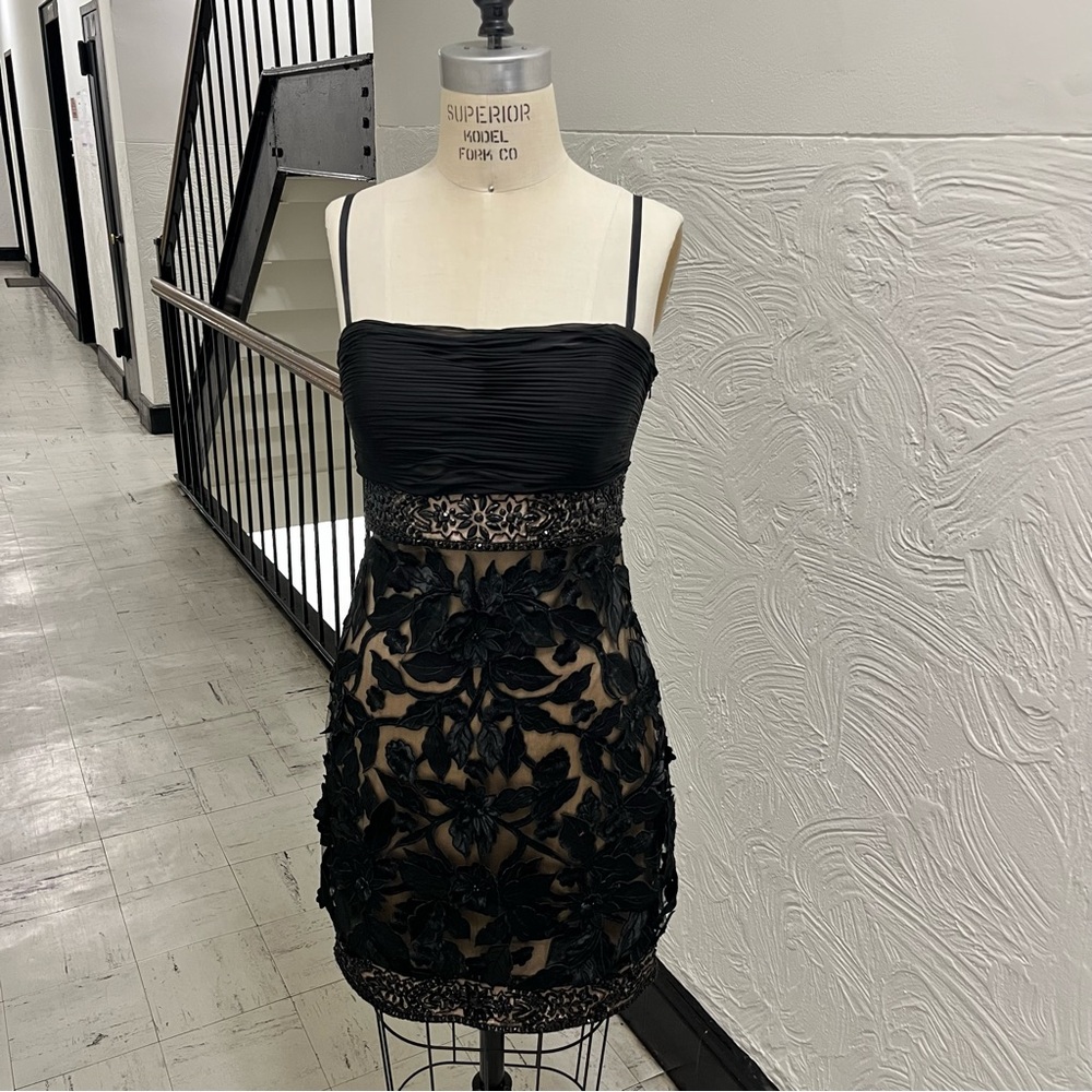 Sue Wong Black/Nude Floral Beaded Cocktail Dress, fits a 4-6 (marked 8)
